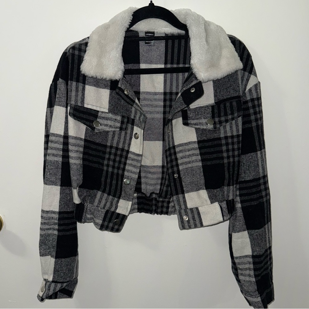 Black & White Plaid Button-Up Crop Jacket w/ Faux Fur Collar – Size S